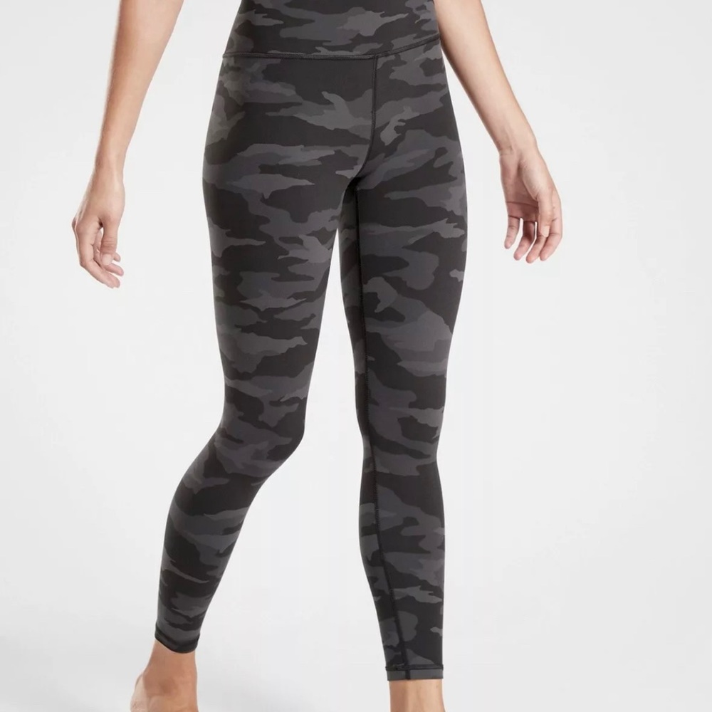 Athleta Elation Camo yoga pants/tights xs